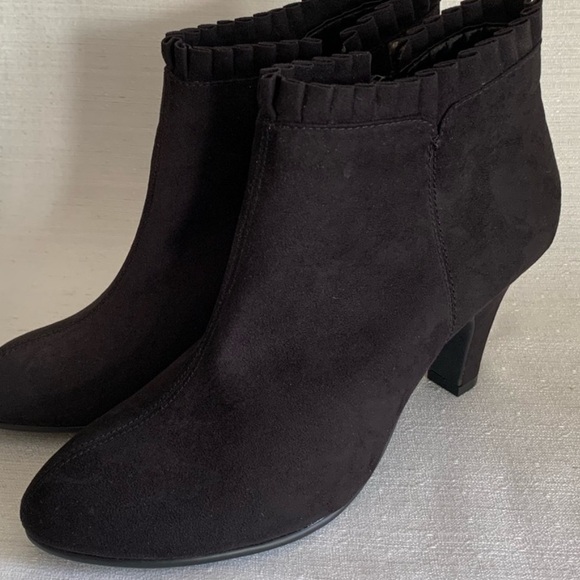 Aerosole Ruffled Booties - Picture 2 of 11